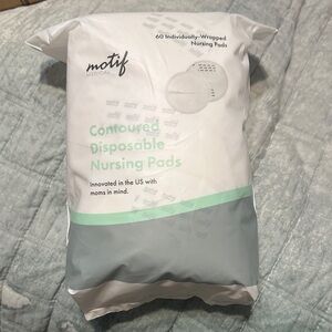 Motif Medical Contoured Nursing Pads - White and Gray